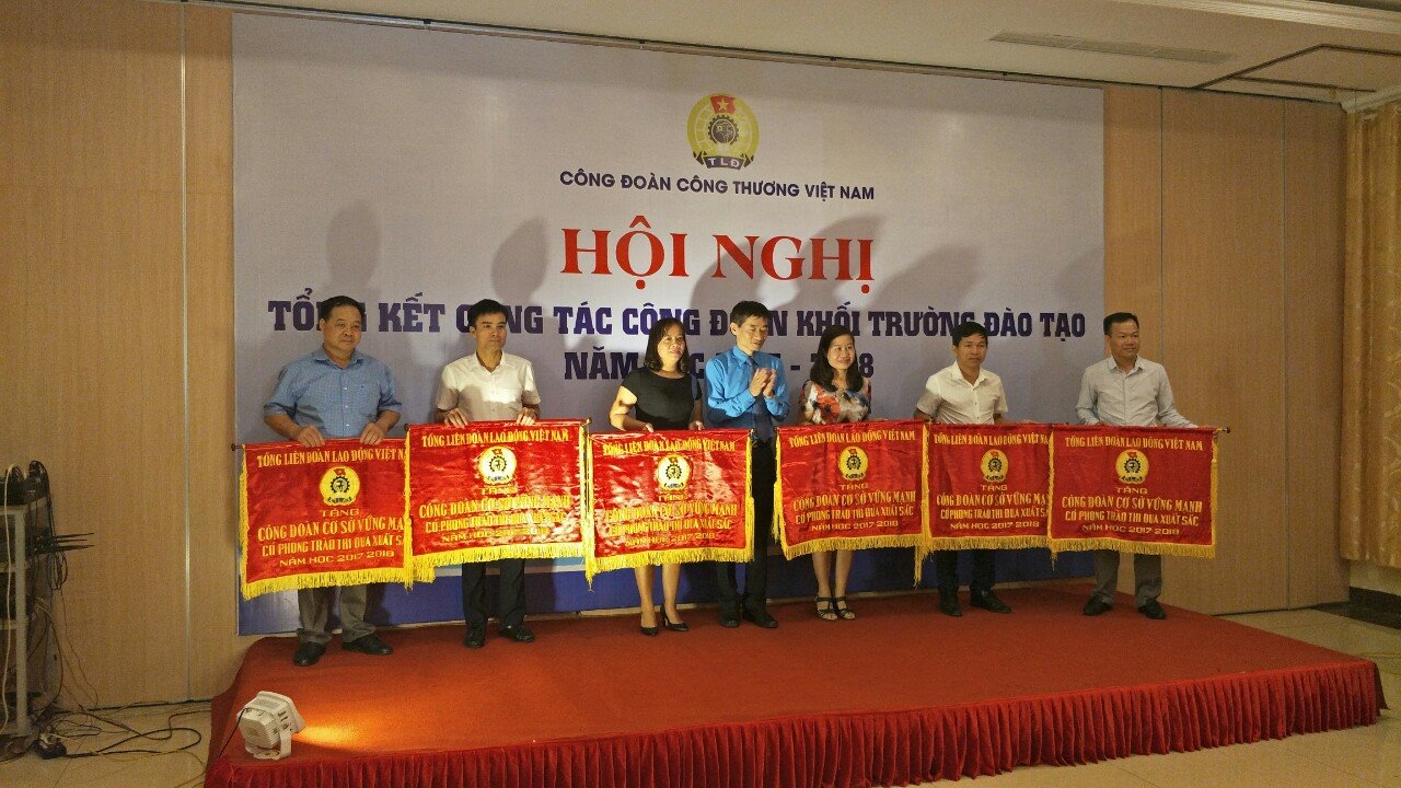 Công đoàn trường ĐH Công nghiệp Quảng Ninh nhận cờ thi đua xuất sắc của Tổng Liên đoàn Lao động Việt Nam