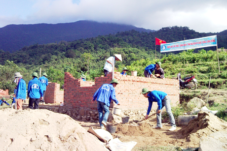Đội thanh niên tình nguyện Trường Đại học Công nghiệp Quảng Ninh tham gia xây nhà cho gia đình khó khăn tại xã Quảng Sơn, huyện Hải Hà.