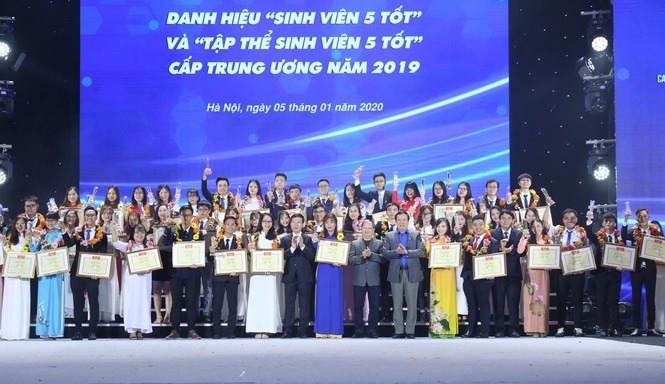 Sinh viên trường ĐH Công nghiệp Quảng Ninh nhận danh hiệu “Sinh viên 5 tốt”  và giải thưởng “Sao tháng Giêng” cấp Trung ương năm 2019