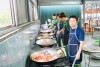 Sinh viên Trường Đại học Công nghiệp Quảng Ninh trải nghiệm nhiệm vụ “anh nuôi” trong khóa học GDQPAN