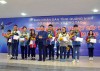 TS. Hoàng Hùng Thắng - Bí thư Đảng ủy, Hiệu trưởng trường Đại Học Công nghiệp Quảng Ninh trao giải cho các em đoạt giải tại cuộc thi
