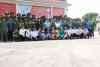 Sinh viên K11 chụp ảnh lưu niệm cùng lãnh đạo Tiểu đoàn tên lửa 81
