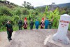 Chiến sĩ Đồn Biên phòng Đồng Văn (Bộ đội Biên phòng Quảng Ninh) cùng lực lượng dân quân phòng, người dân kiểm tra cột mốc 1324, thôn Phai Làu, xã Đồng Văn, huyện Bình Liêu. Ảnh: Đức Hiếu - TTXVN