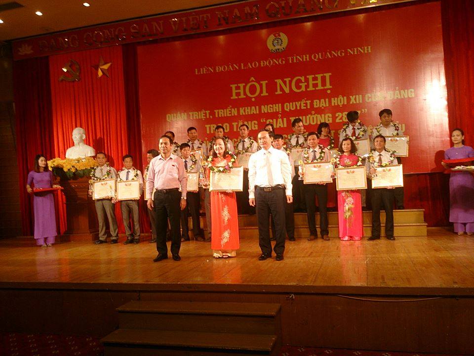 Chủ tịch công đoàn trường Đại học Công nghiệp Quảng Ninh nhận giải thưởng 28/7 của Liên đoàn lao động tỉnh Quảng Ninh