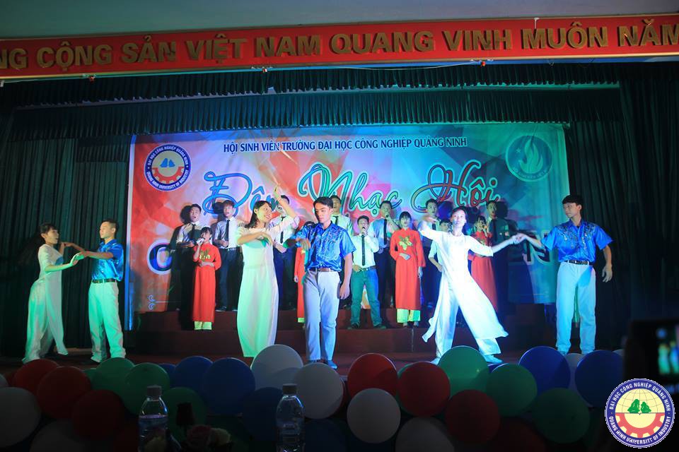 Đêm nhạc hội chào tân sinh viên trường Đại học Công nghiệp Quảng Ninh