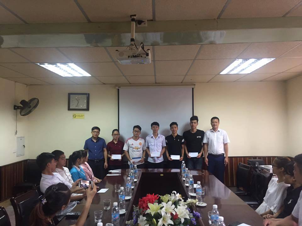 Bí thư Đoàn Than Quảng Ninh thăm, tặng quà ĐVTN là con thương binh, liệt sĩ trường Đại học Công nghiệp Quảng Ninh