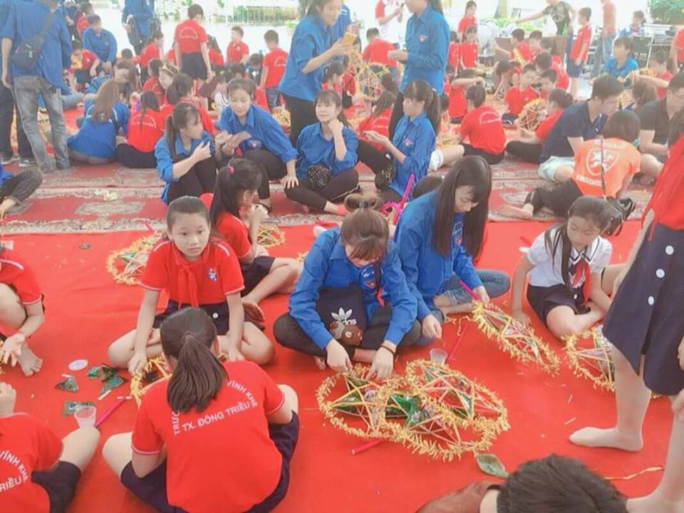 Sinh viên trường ĐH Công nghiệp Quảng Ninh tham gia Ngày hội Làm đèn ông sao - Kết nối yêu thương