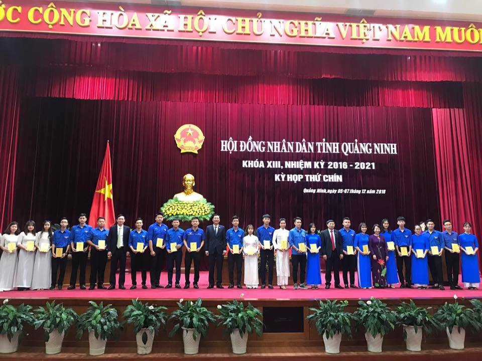 Sinh viên trường ĐH Công nghiệp Quảng Ninh  tham dự phiên khai mạc Kỳ họp thứ 9 HĐND tỉnh khóa XIII