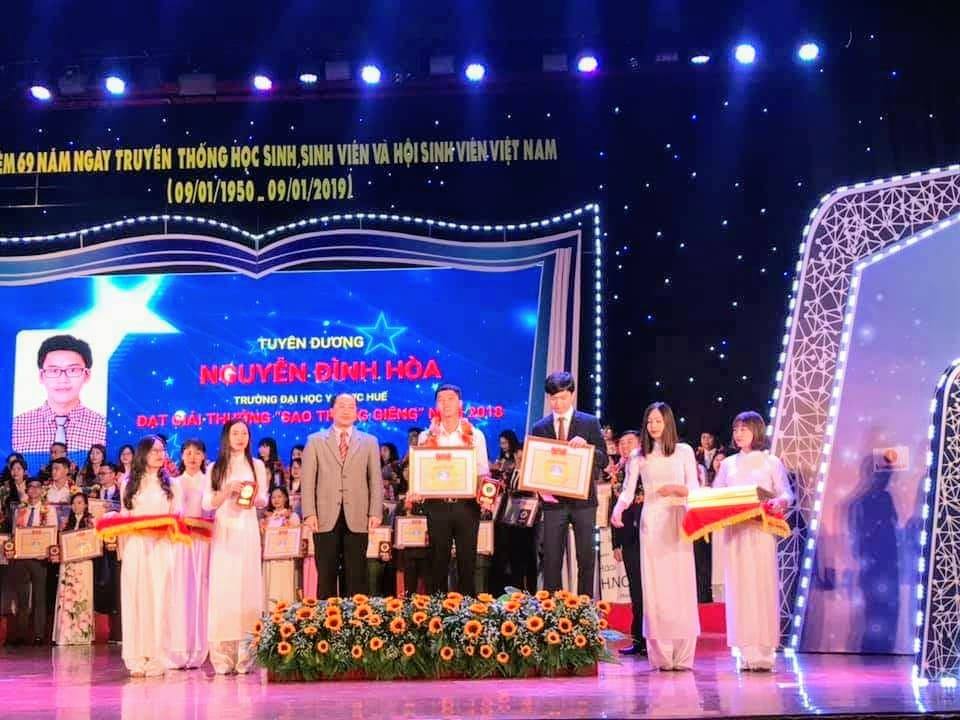 Sinh viên trường Đại học Công nghiệp Quảng Ninh được trao tặng giải thưởng “Sao tháng Giêng” năm 2018