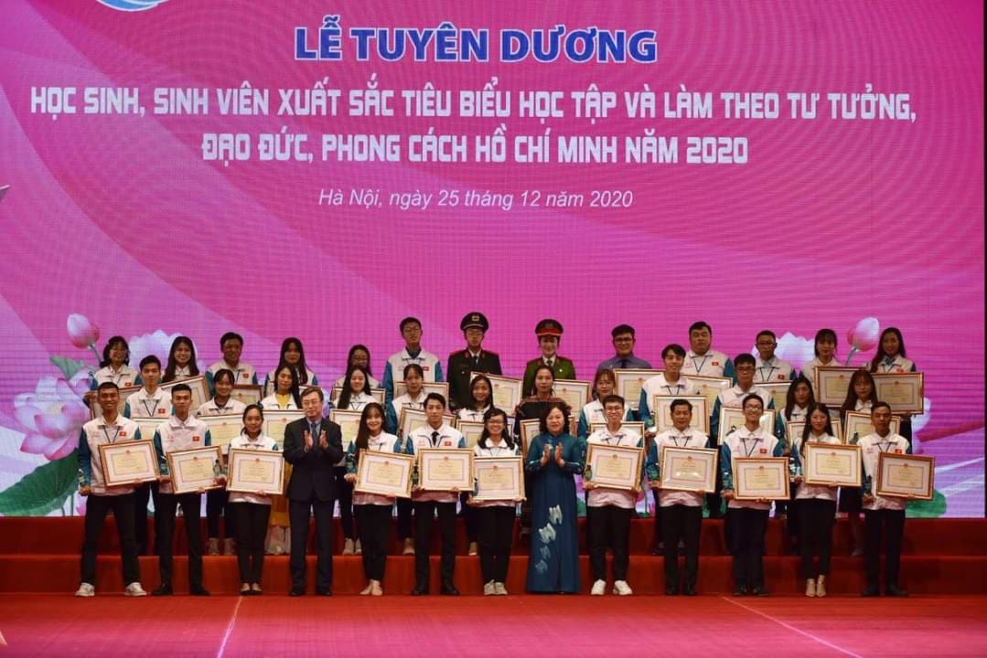 Sinh viên Phạm Thị Hồng Duyên,  trường Đại học Công nghiệp Quảng Ninh được vinh danh tại “Lễ tuyên dương học sinh, sinh viên xuất sắc tiêu biểu  học tập và làm theo tư tưởng, đạo đức, phong cách Hồ Chí Minh năm 2020”