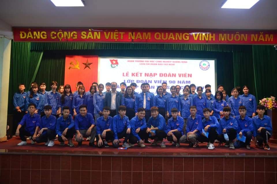 Đoàn trường Đại học Công nghiệp Quảng Ninh  tổ chức Lễ kết nạp Đoàn viên mới
