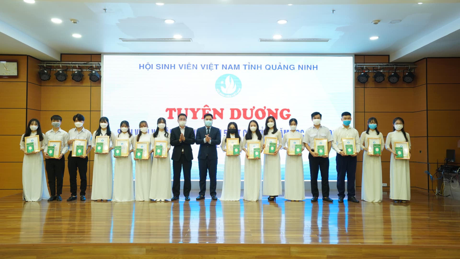 Giảng viên, sinh viên trường Đại học Công nghiệp Quảng Ninh được tuyên dương Nhà giáo trẻ tiêu biểu, Tập thể 5 tốt, Sinh viên 5 tốt cấp Tỉnh