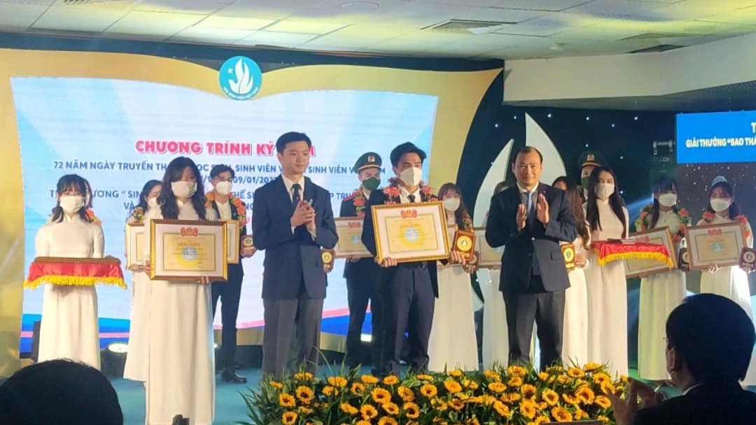 Đặng Đình Việt - Sinh viên trường Đại học Công nghiệp Quảng Ninh vinh dự nhận Giải thưởng Sao Tháng Giêng năm 2021