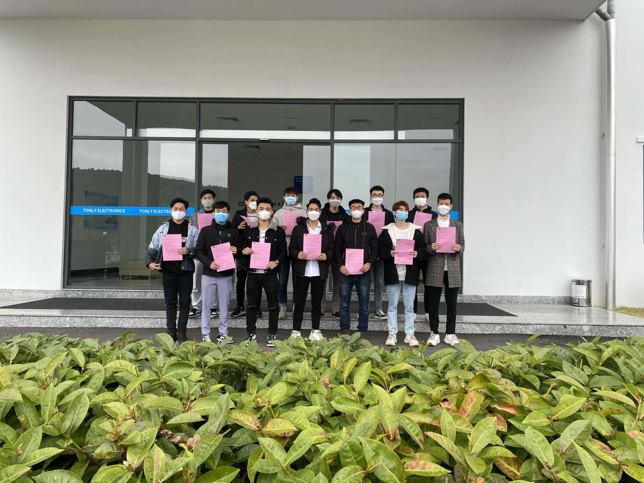 Sinh viên trường Đại học Công nghiệp Quảng Ninh nhận hợp đồng tuyển dụng