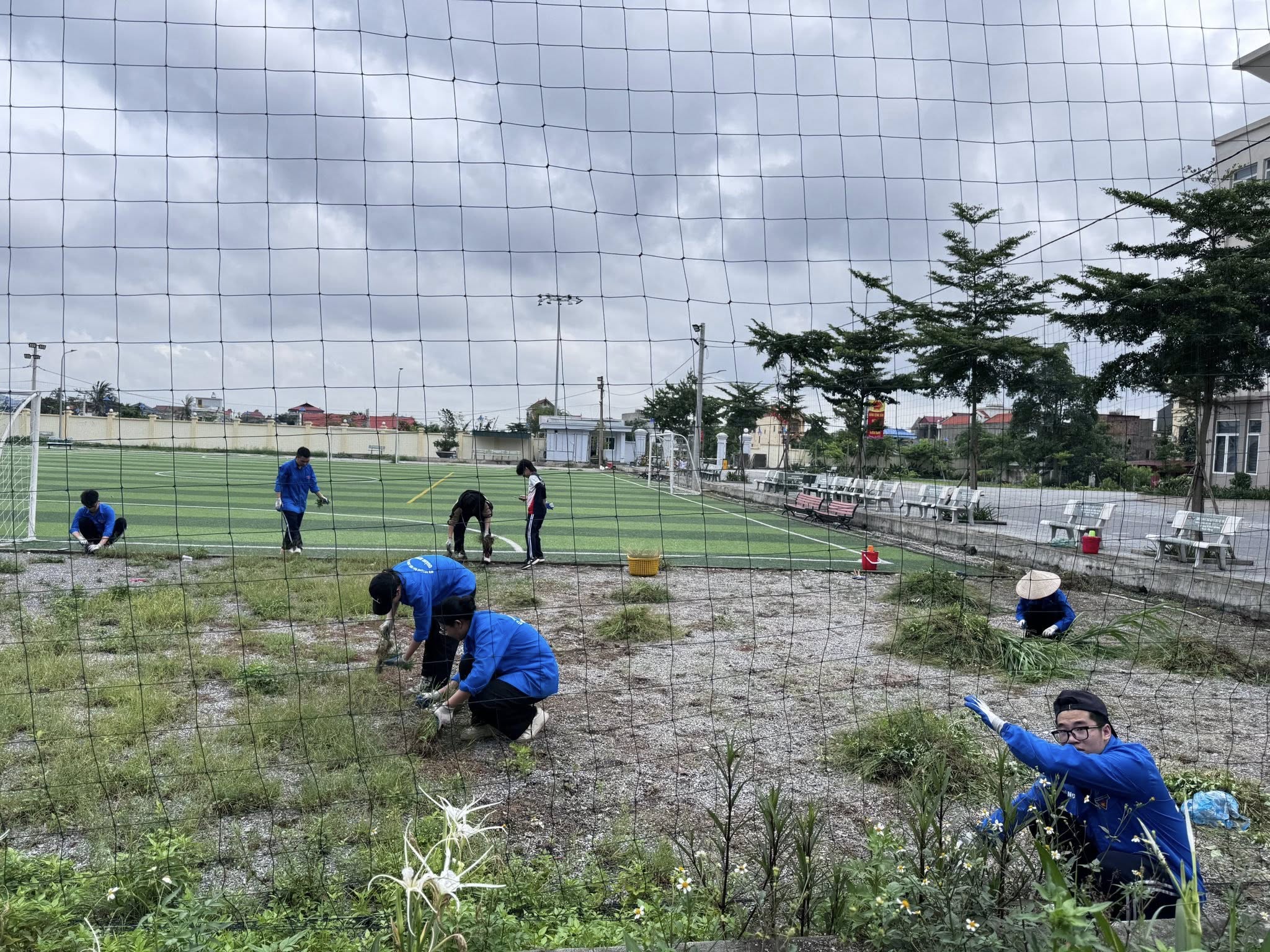 Tình nguyện tại chỗ hoạt động xây dựng môi trường học tập gọn- xanh – sạch – đẹp