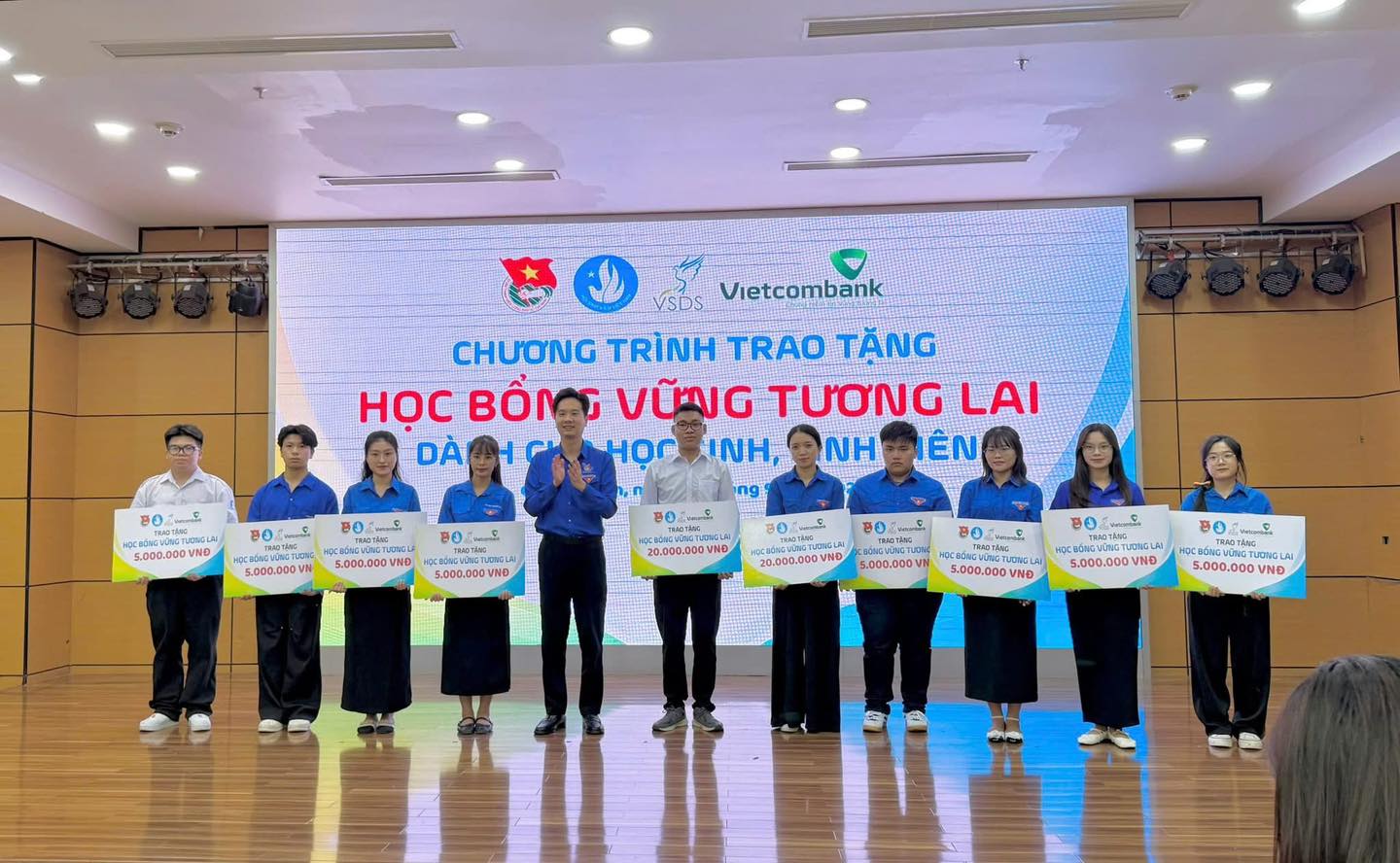 Sinh viên trường đại học Công nghiệp Quảng Ninh nhận Học bổng Vững bước tương lai
