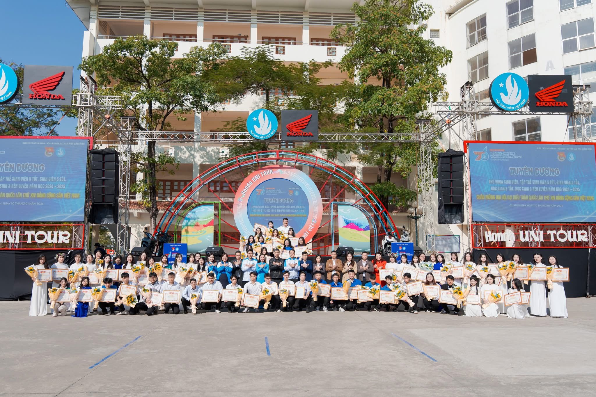 Tuyên dương tập thể sinh viên và sinh viên năm tốt cấp tỉnh