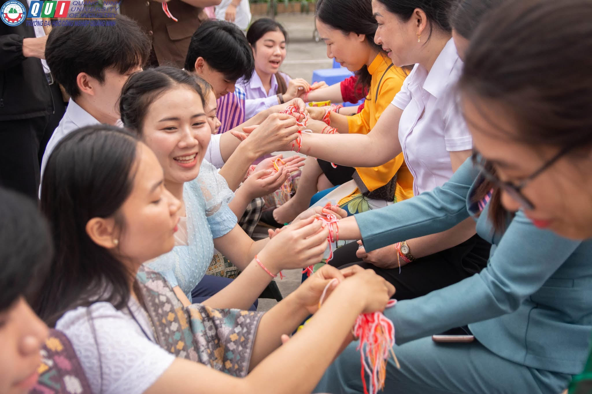 "Sắc màu Bunpimay - Dấu ấn sinh viên Lào tại QUI"