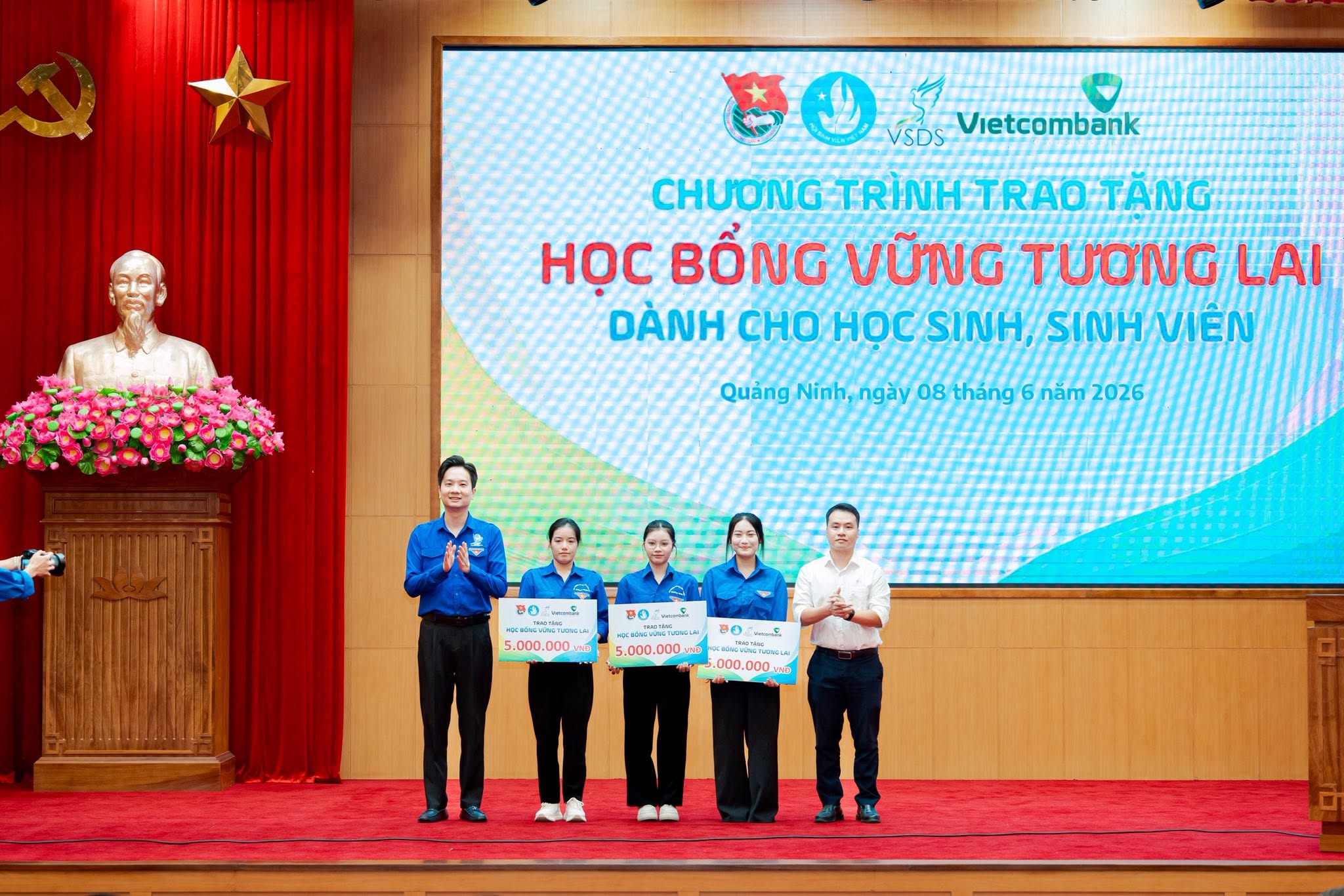 Sinh viên Trường Đại học Công nghiệp Quảng Ninh vinh dự nhận học bổng “ Vững tương lai” năm 2026