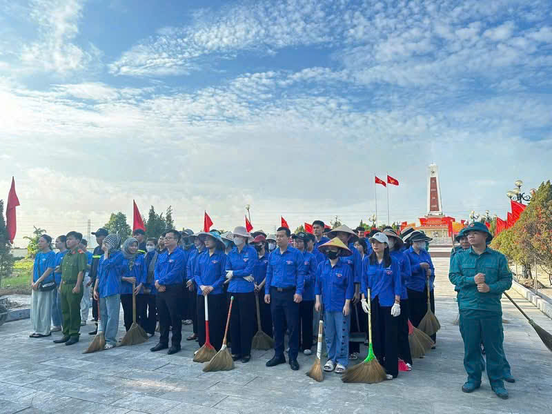 Tuổi trẻ QUI phối hợp với thanh niên phường Mạo Khê chăm sóc nghĩa trang liệt sĩ