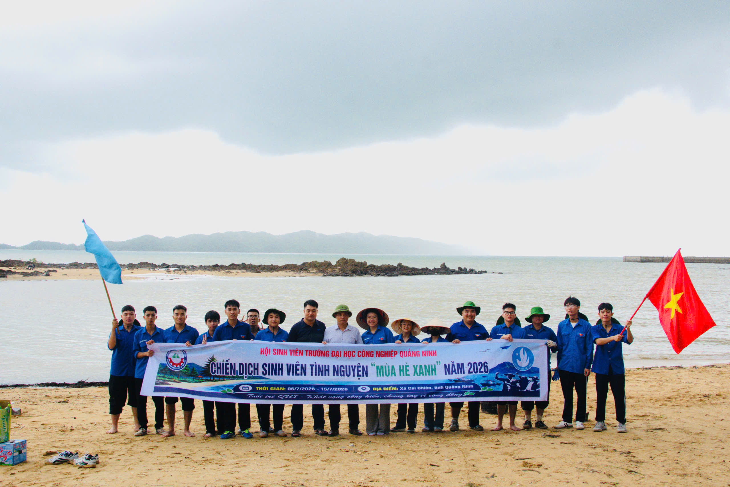 Lãnh đạo xã Cái Chiên thăm, động viên Đội hình Thanh niên tình nguyện Trường Đại học Công nghiệp Quảng Ninh