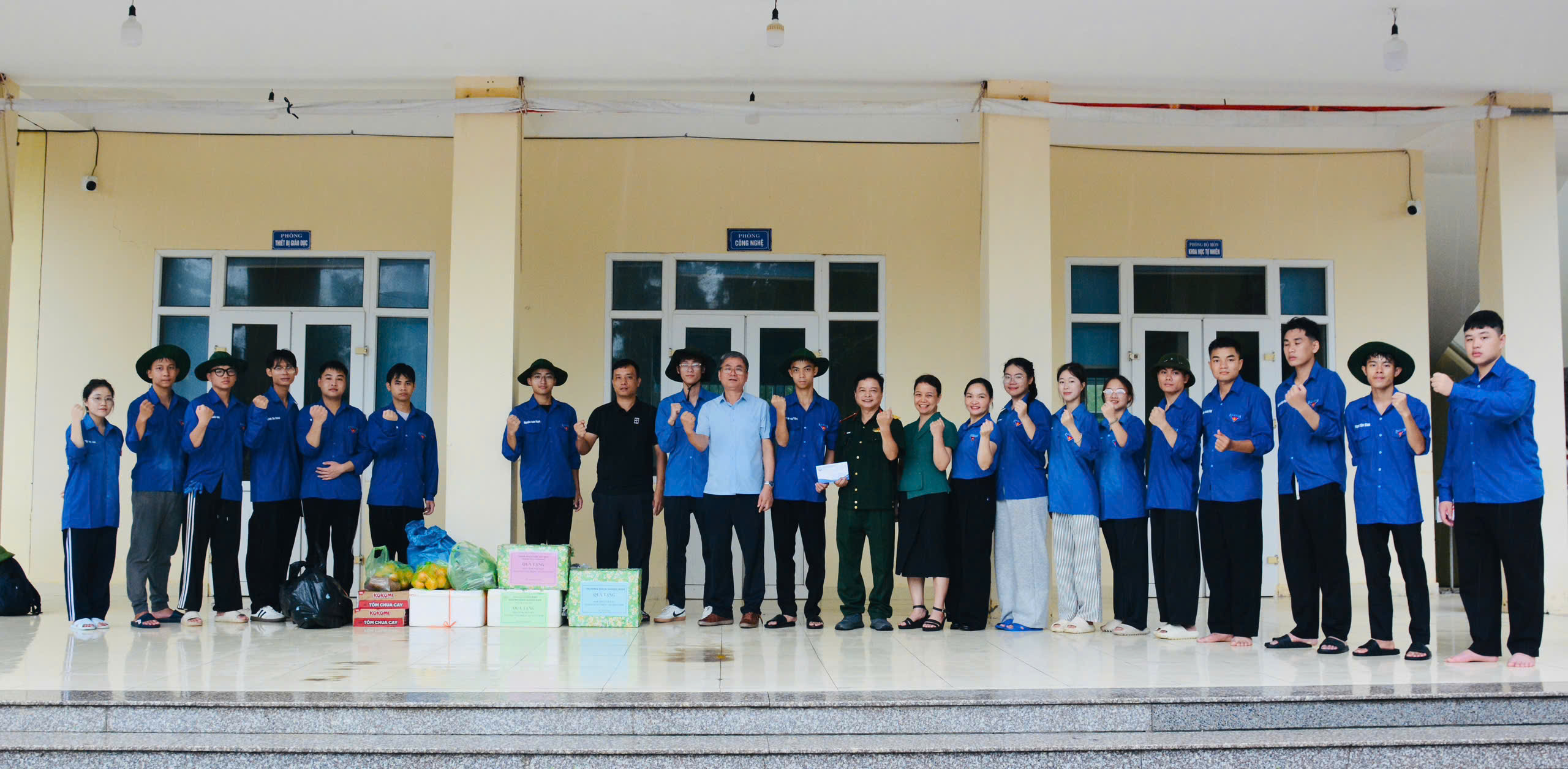 Hiệu trưởng Trường Đại học Công nghiệp Quảng Ninh thăm, động viên đội hình sinh viên tình nguyện tại xã đảo Cái Chiên