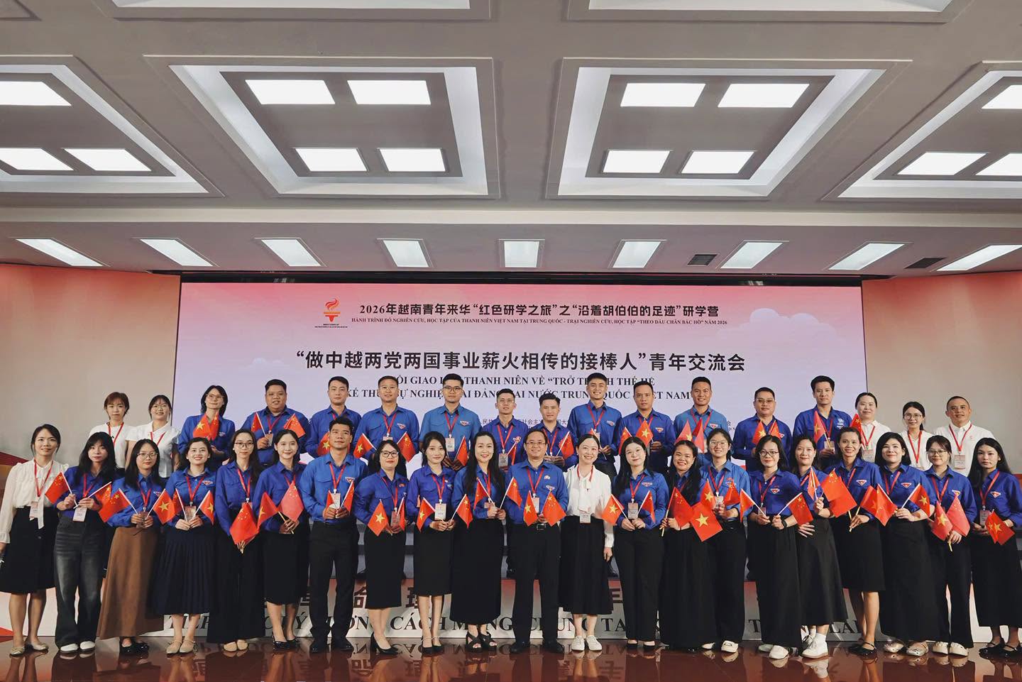 Cán bộ Hội Sinh viên Trường Đại học Công nghiệp Quảng Ninh tham dự chương trình “Thanh niên Việt Nam tìm theo dấu đỏ tại Quảng Tây” năm 2026