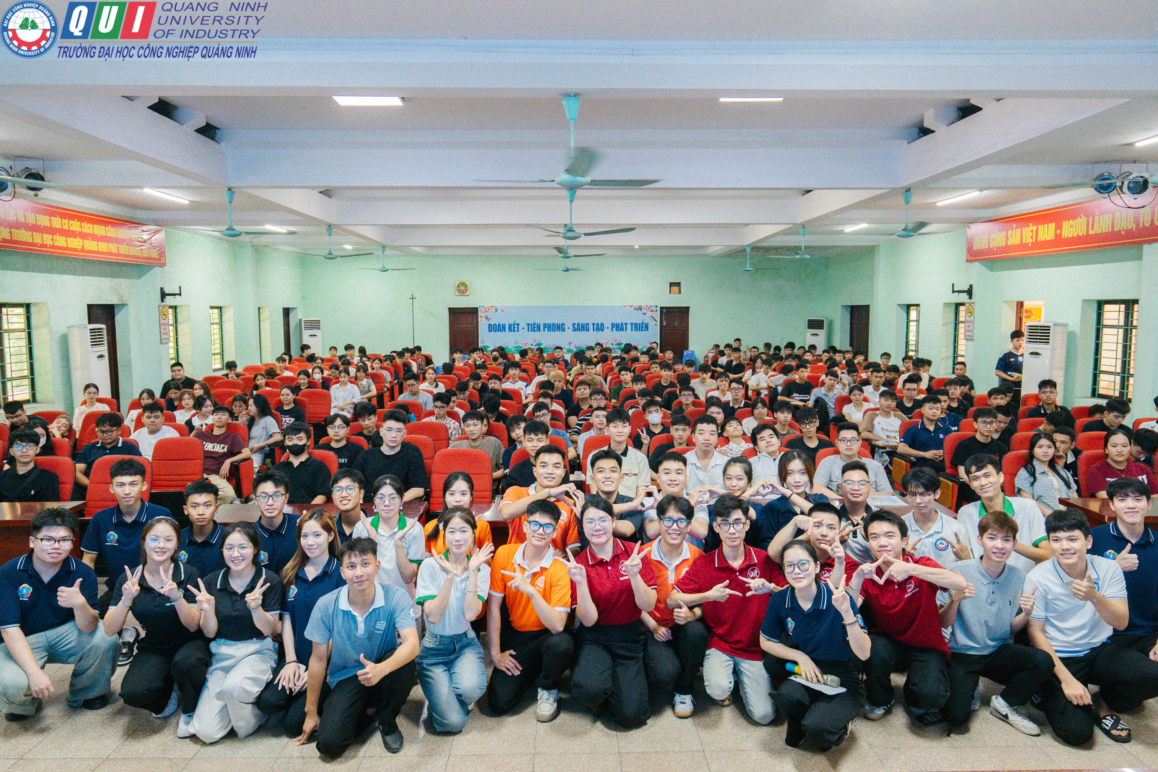 Tân sinh viên K19 hào hứng khám phá và gia nhập các câu lạc bộ sinh viên QUI