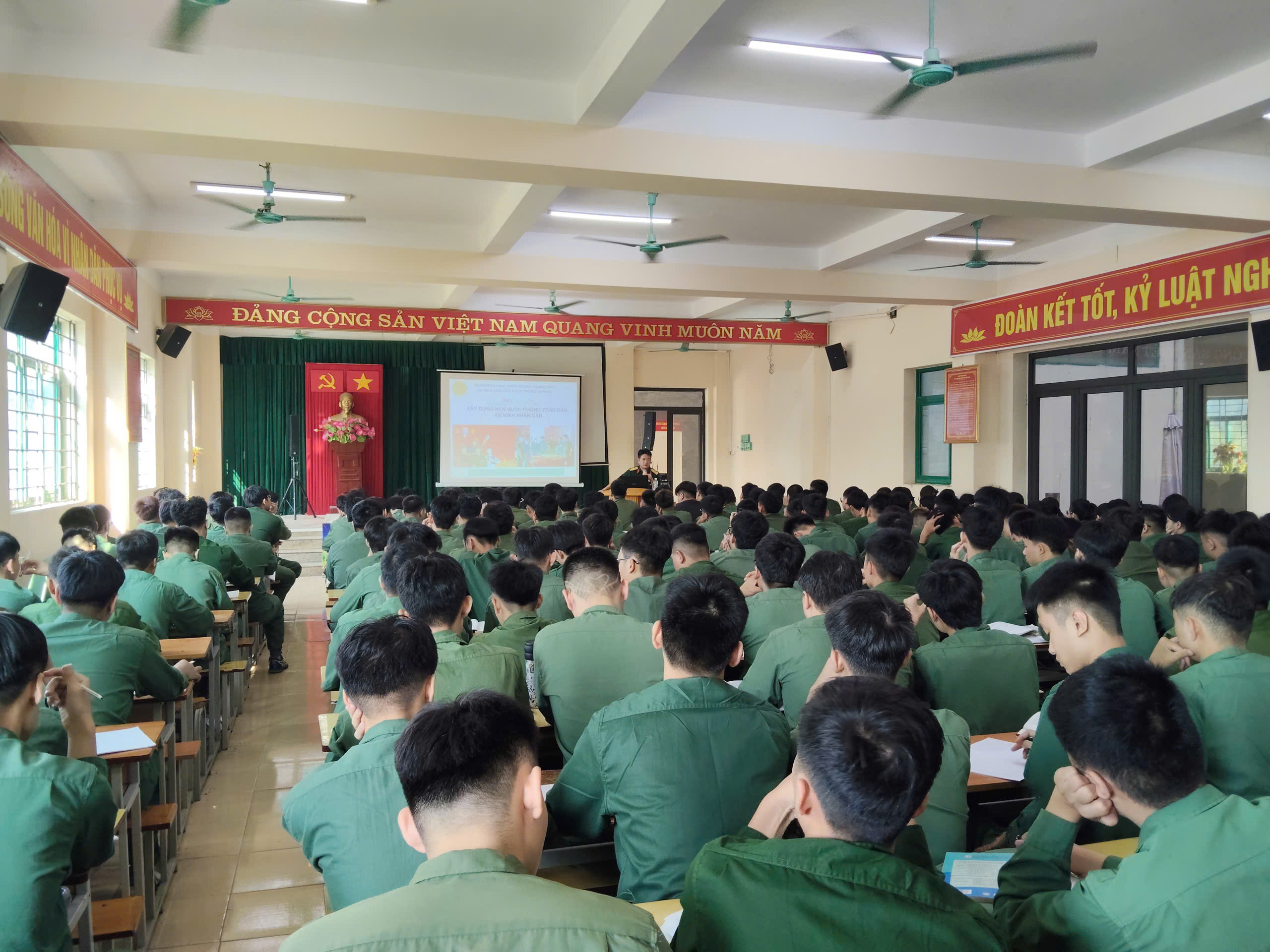 Giáo dục chính trị tư tưởng cho sinh viên K19 qua các giờ học lý thuyết QUốc phòng và An Ninh