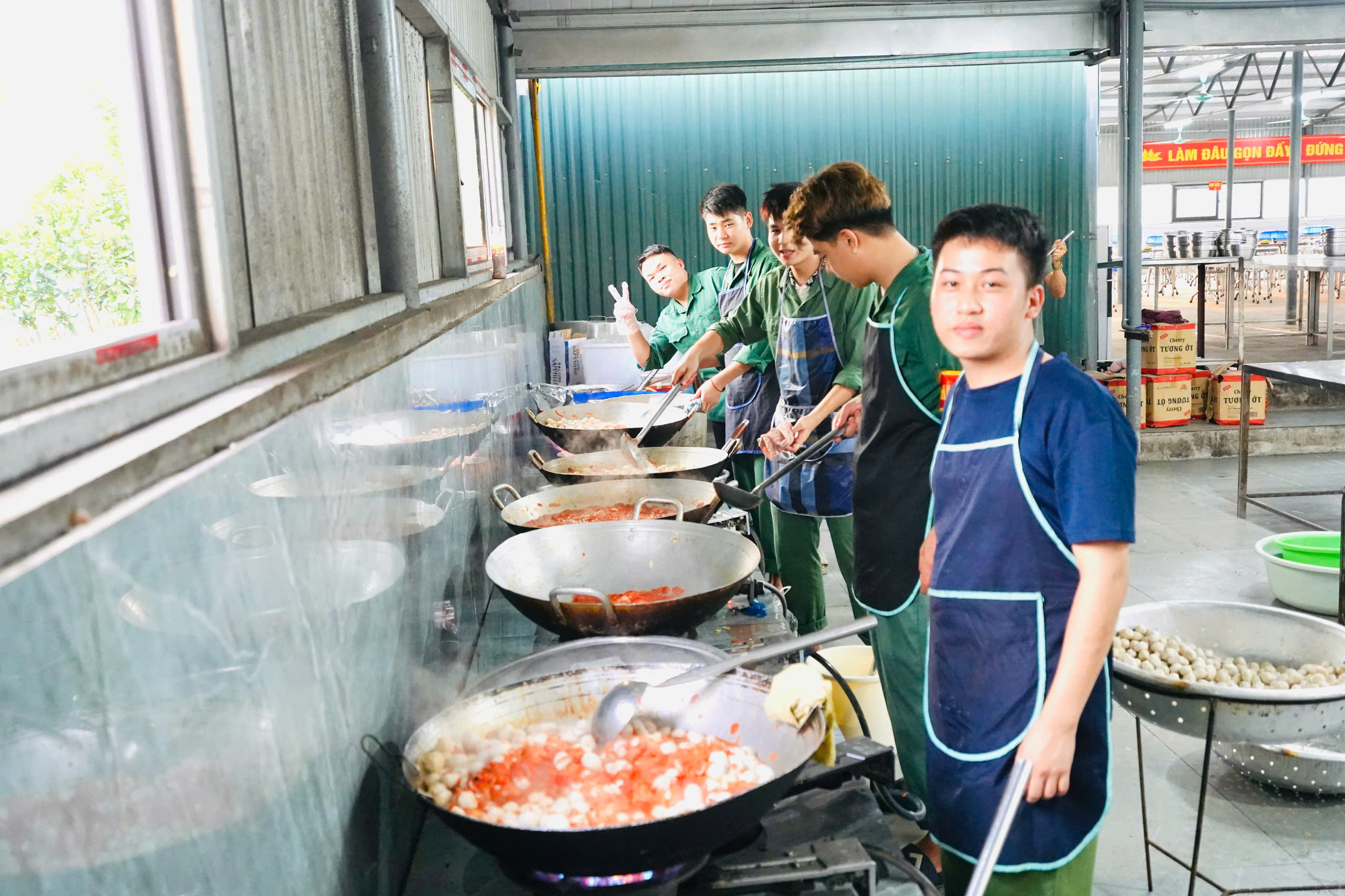 Sinh viên Trường Đại học Công nghiệp Quảng Ninh trải nghiệm nhiệm vụ “anh nuôi” trong khóa học GDQPAN
