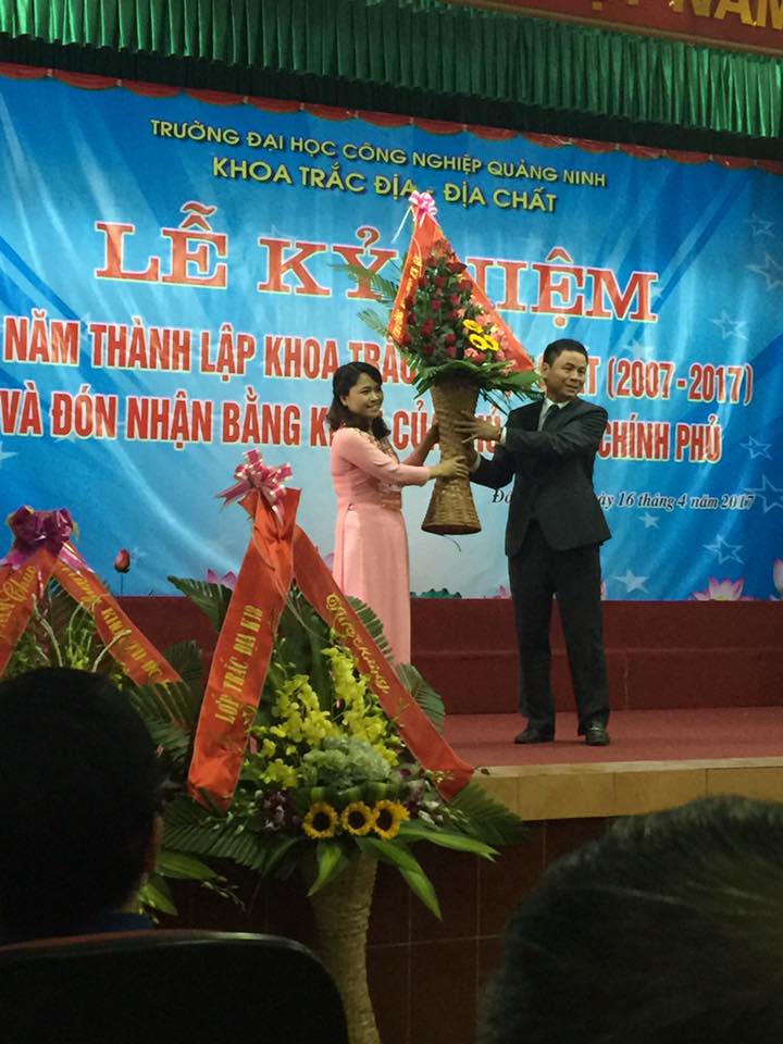 Đ/c Hoàng Hùng Thắng - Phó bí thư đảng ủy, Phó Hiệu trưởng nhà trường tặng hoa chúc mừng lễ kỷ niệm