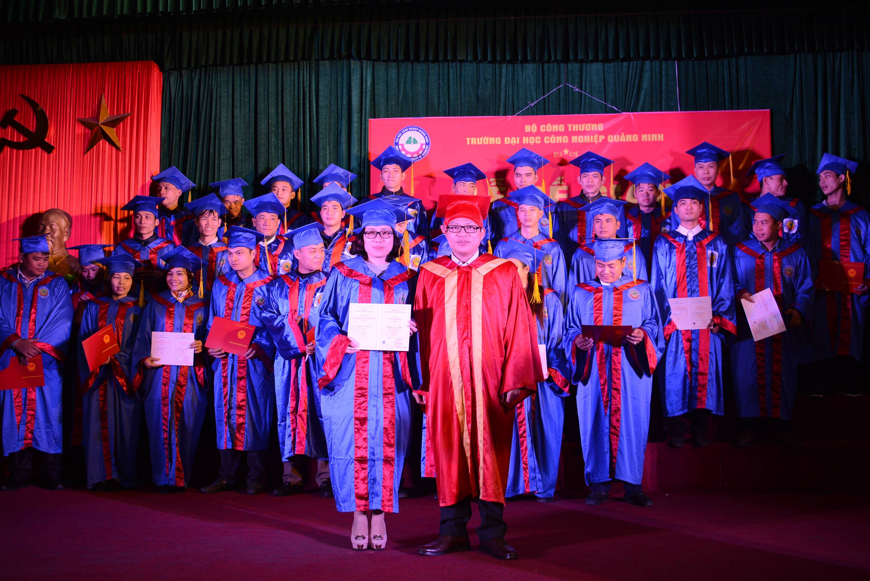 Trường Đại học CNQN tổ chức Lễ bế giảng các lớp Đại học và Văn bằng 2 Đại học hệ VHVL K4