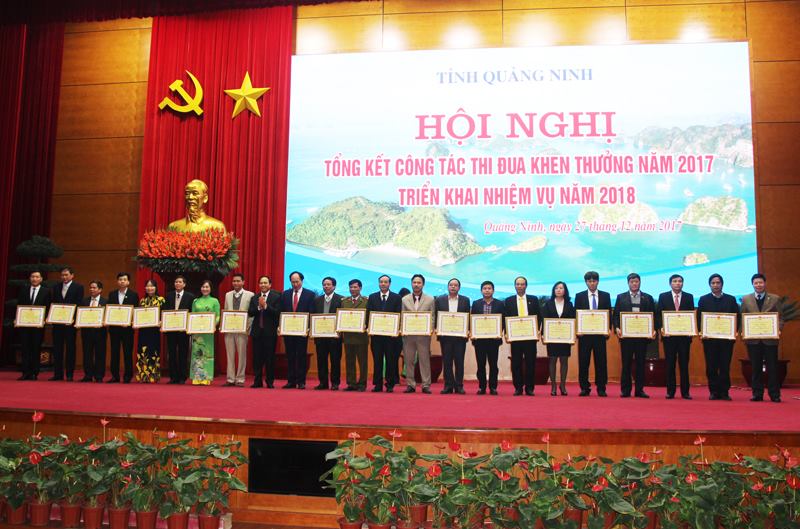 Trường Đại học Công nghiệp Quảng Ninh nhận bằng khen của Chủ tịch UBND tỉnh.