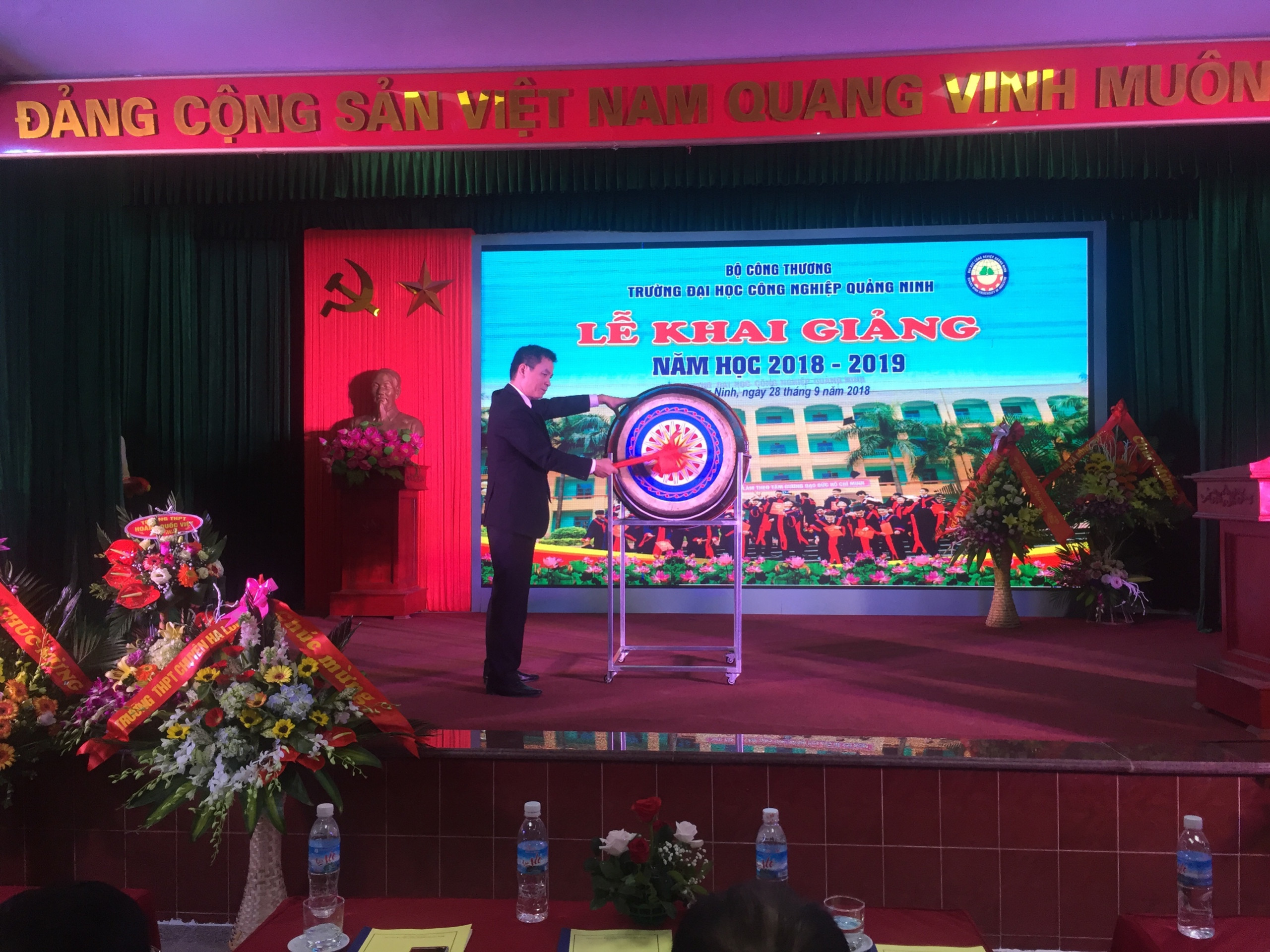 TS. Hoàng Hùng Thắng - Bí thư Đảng ủy, Hiệu trưởng nhà trường đánh trống khai giảng năm học mới