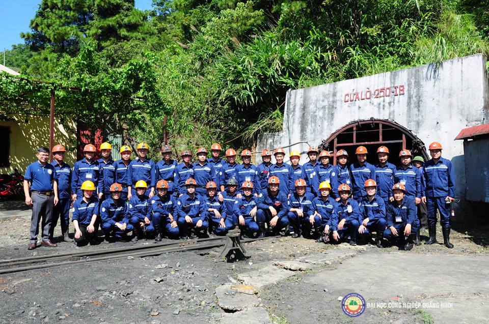 Đoàn cán bộ Bộ Năng lượng và Mỏ nước CHDCND Lào  thăm Trung tâm Thực nghiệm sản xuất