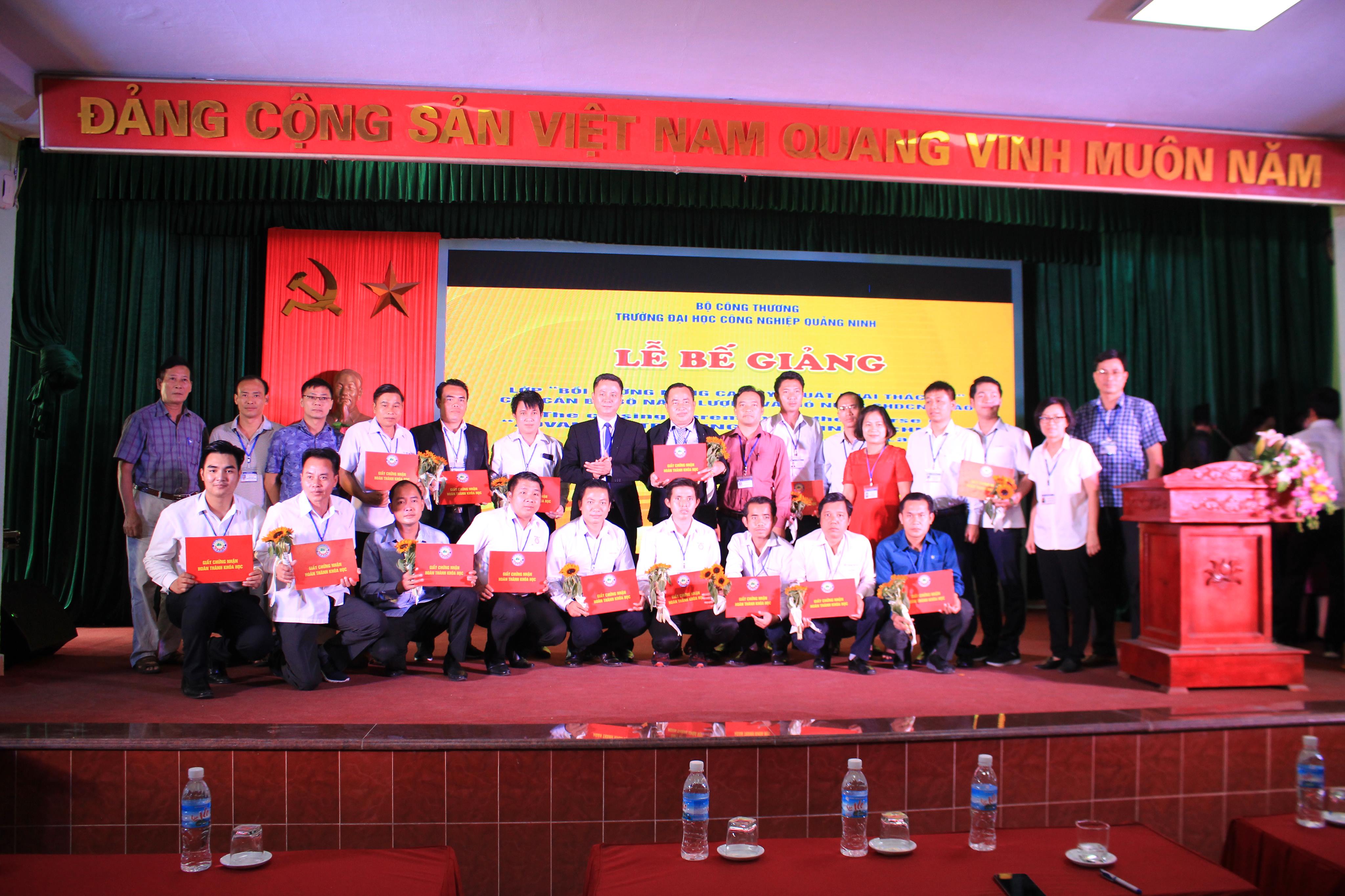 Bế giảng lớp đào tạo cán bộ quản lý ngắn hạn cho các cán bộ Bộ Mỏ và Năng lượng nước CHDCND Lào