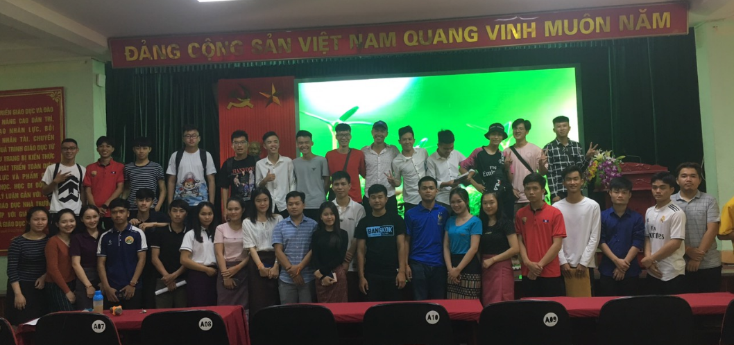 Lưu học sinh Lào và sinh viên Việt Nam trong ngày nhập học