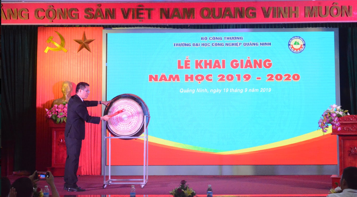 TS. Hoàng Hùng Thắng - Bí thư Đảng ủy, Hiệu trưởng đánh trống khai giảng năm học mới