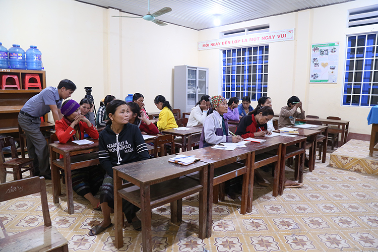 Lớp học xóa mù chữ cho người lớn tuổi mở tại trường Tiểu học và THCS Hướng Linh.