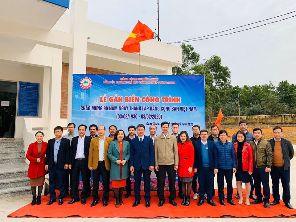 Trường Đại học Công nghiệp Quảng Ninh gắn biển công trình chào mừng 90 năm thành lập Đảng