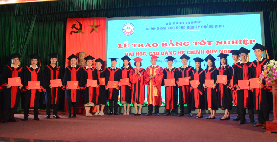Quang Ninh Industry University solemnly held the Graduation Ceremony of 2019