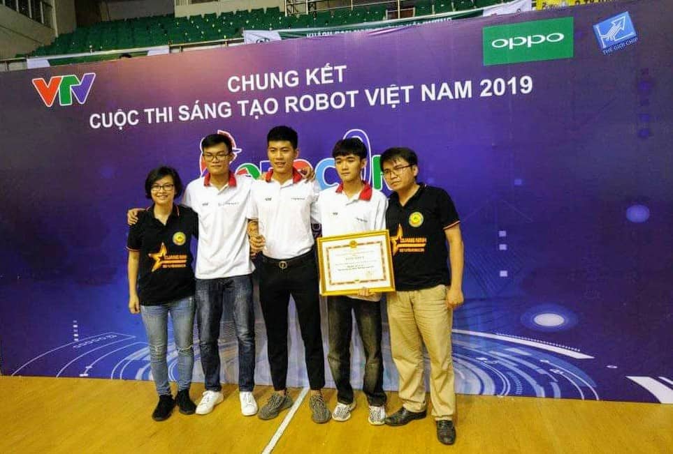 QuangNinh University of Industry received the Style Award at the Vietnam Robot Creative Competition 2019