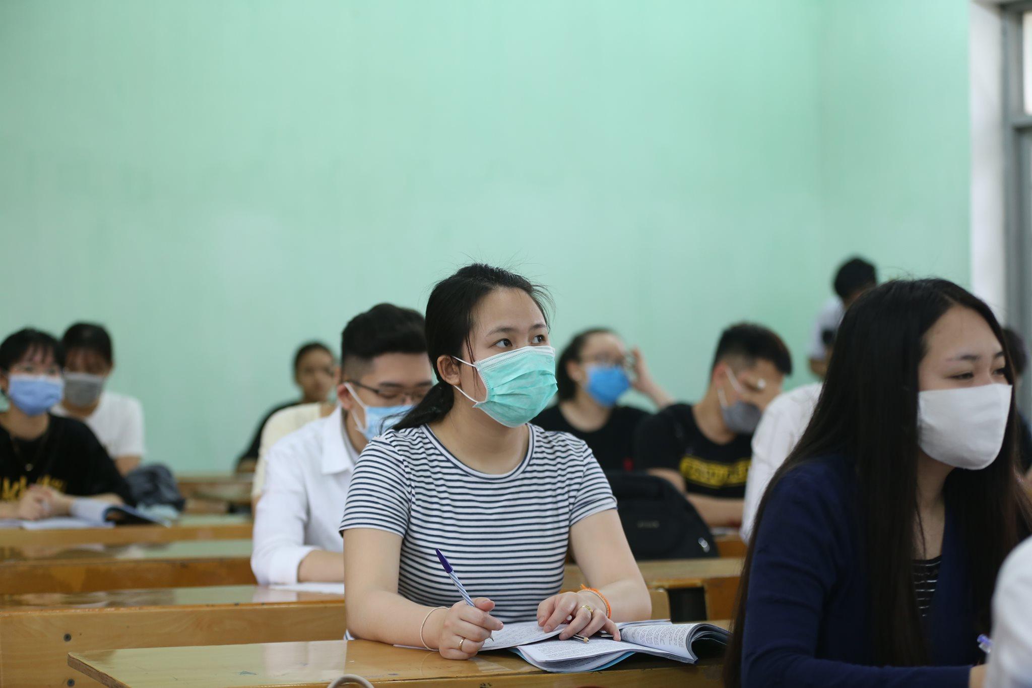 Sinh viên trường Đại học Công nghiệp Quảng Ninh đi học trở lại