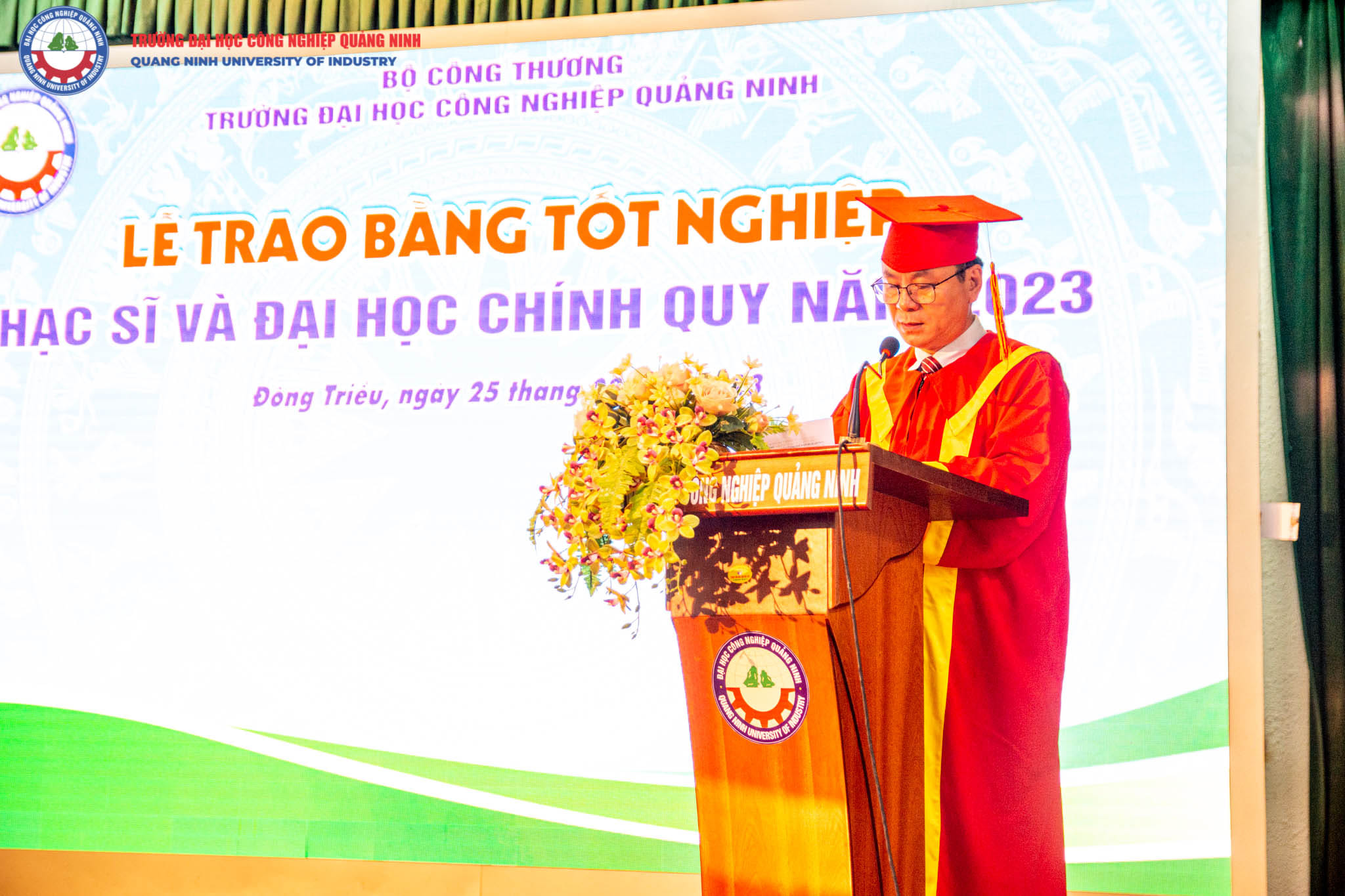 TS. Hoàng Hùng Thắng - Bí thư Đảng ủy, Hiệu trưởng nhà trường phát biểu tại buổi lễ