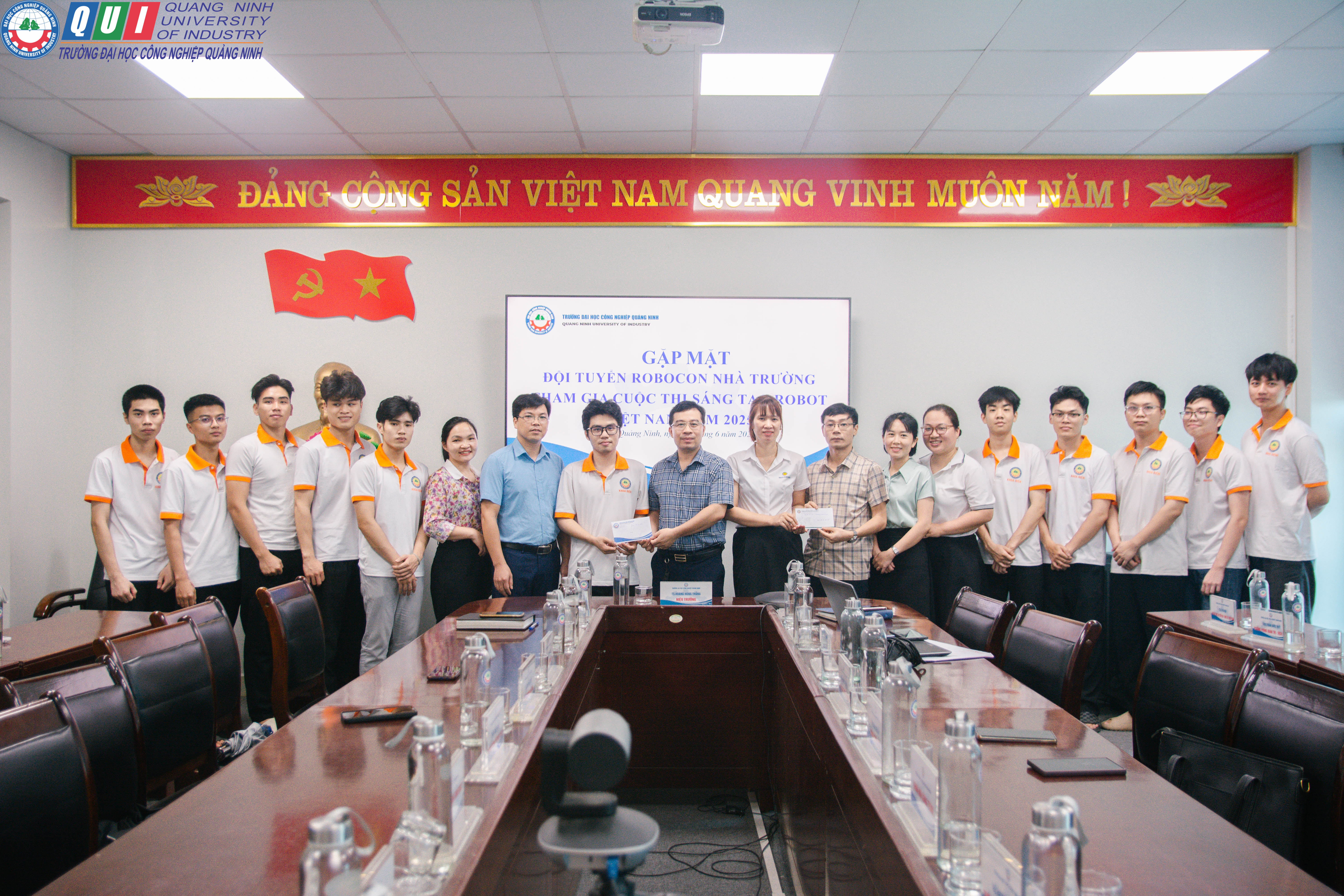 Lãnh đạo Trường Đại học Công nghiệp Quảng Ninh gặp mặt, động viên đội tuyển Robocon Nhà trường tham gia Cuộc thi Sáng tạo Robot Việt Nam năm 2025