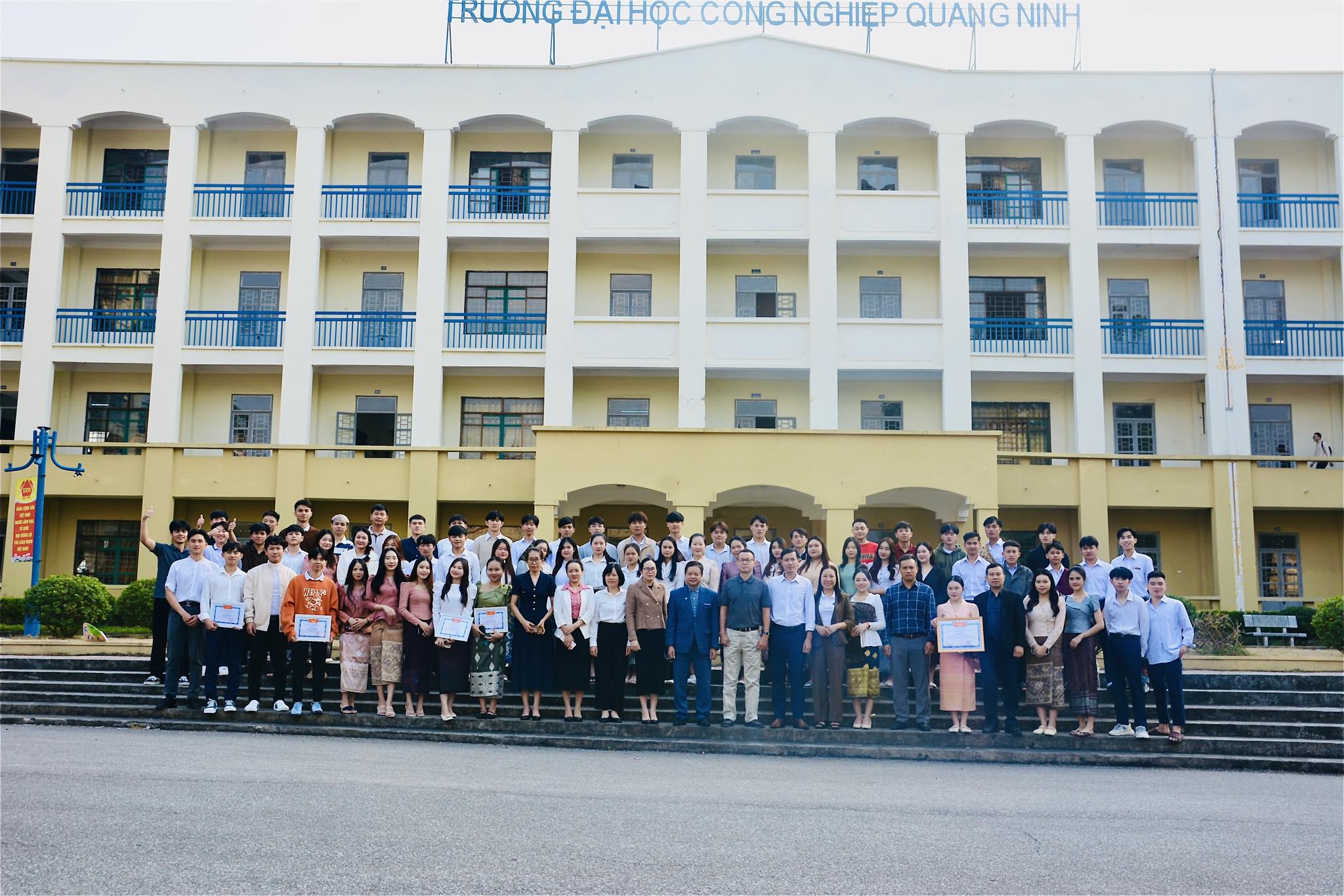 Trường Đại học Công nghiệp Quảng Ninh gặp mặt Lưu học sinh Lào nhân Kỷ niệm 50 năm Quốc khánh nước CHDCND Lào