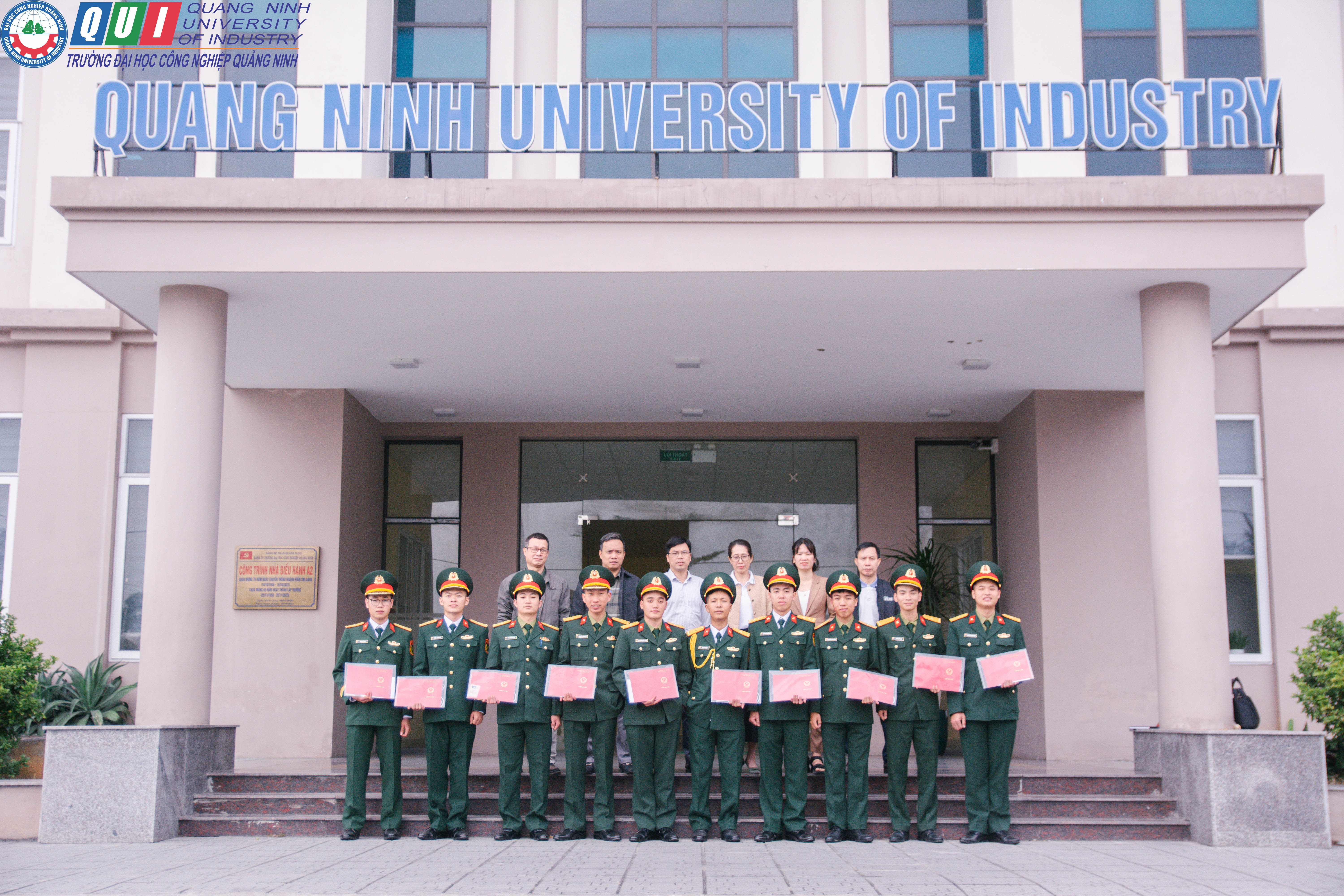 Trường Đại học Công nghiệp Quảng Ninh gặp mặt, chúc mừng sinh viên hoàn thành khóa đào tạo sĩ quan dự bị năm 2025