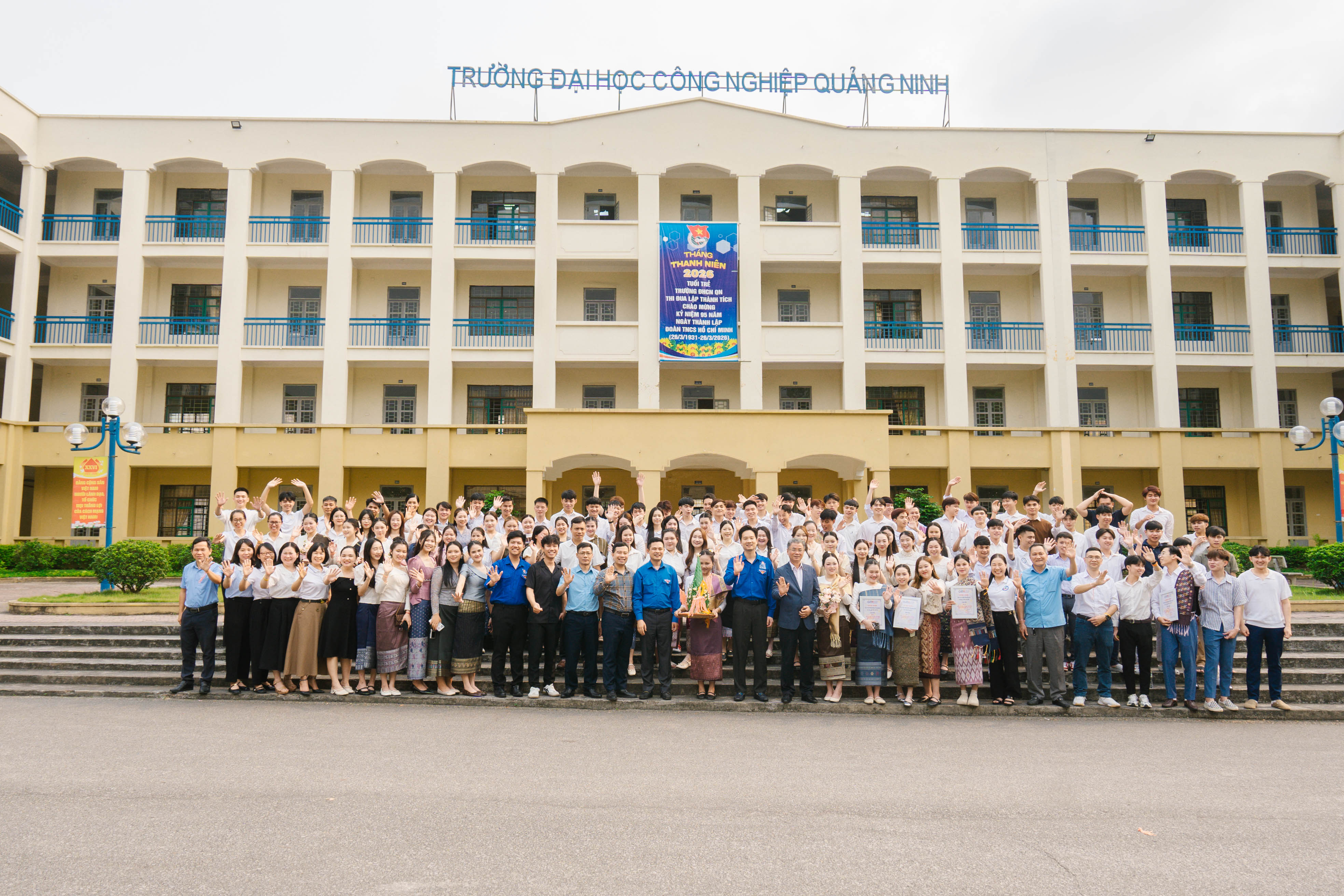 Tết  Bunpimay của nước CHDCND Lào ở Trường Đại học Công nghiệp Quảng Ninh