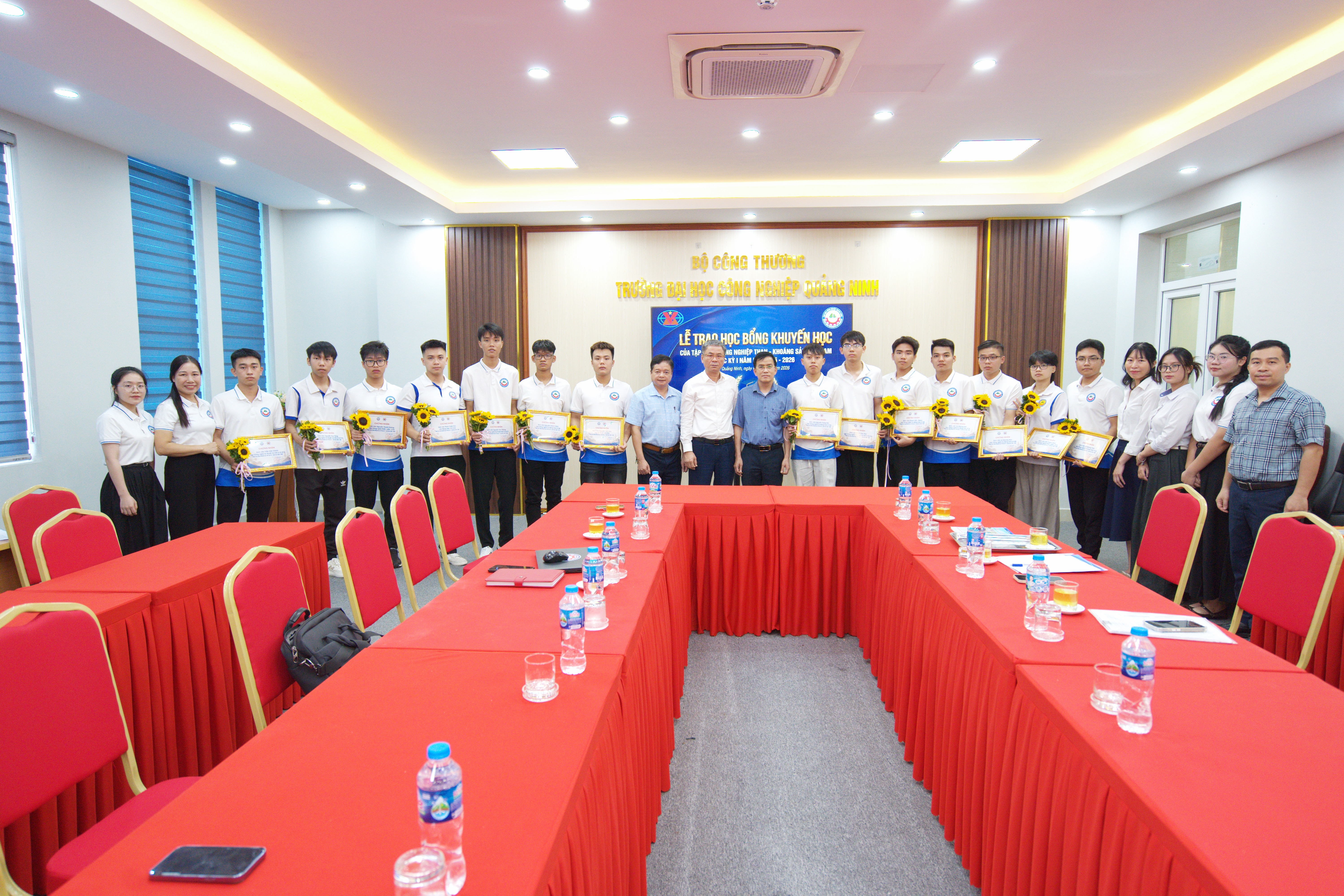 Học bổng “Khuyến học TKV” đồng hành cùng sinh viên Trường Đại học Công nghiệp Quảng Ninh