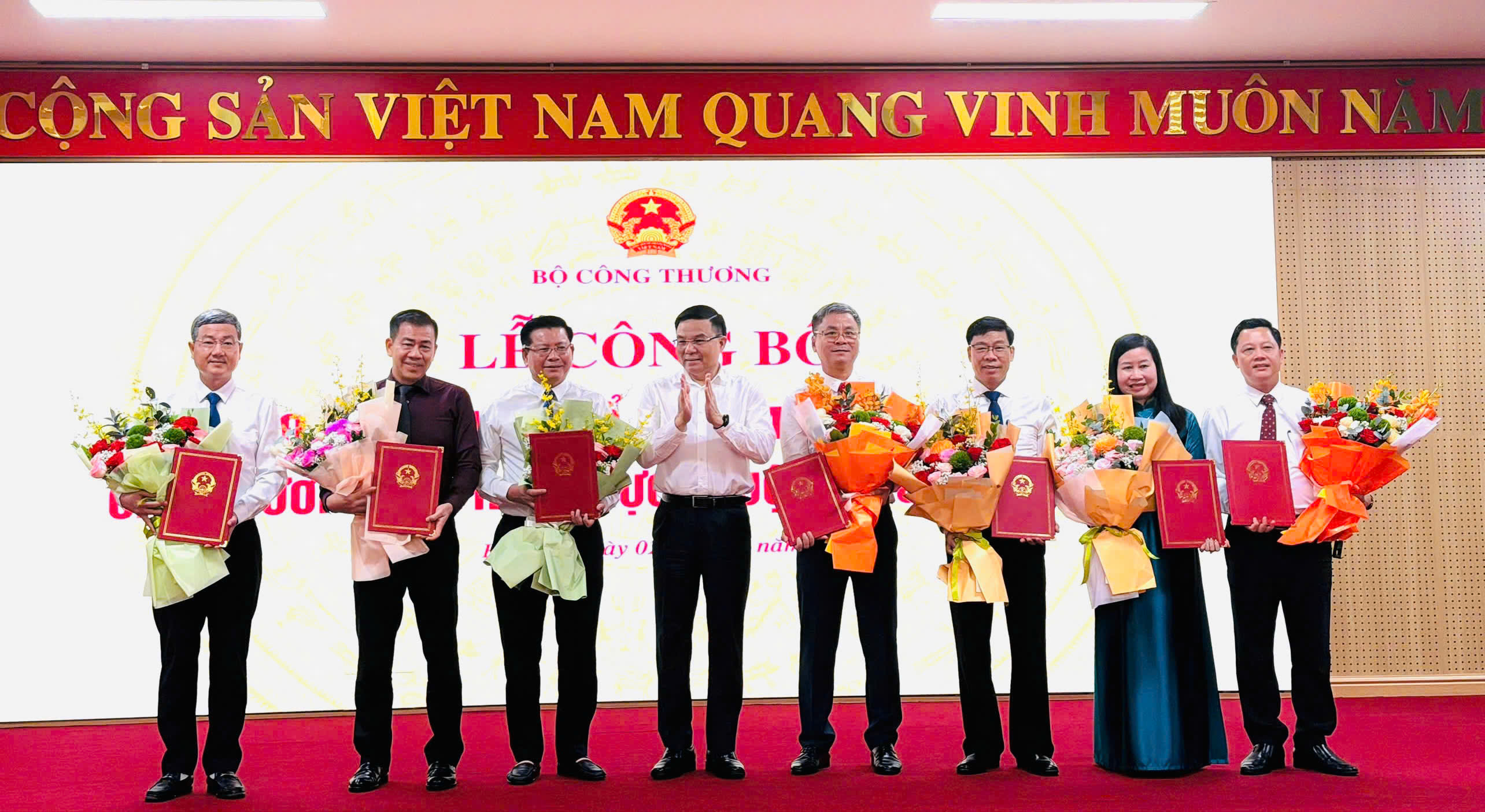 Ban giám hiệu Trường Đại học Công nghiệp Quảng Ninh nhận quyết định bổ nhiệm từ Bộ trưởng Bộ Công thương